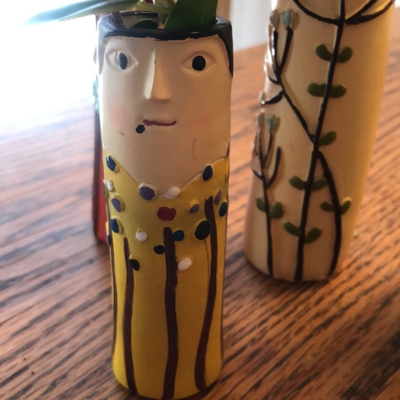 Adorable set of mini family vases! Includes artificial foliage. 5” and 8” tall - Picture 4 of 8